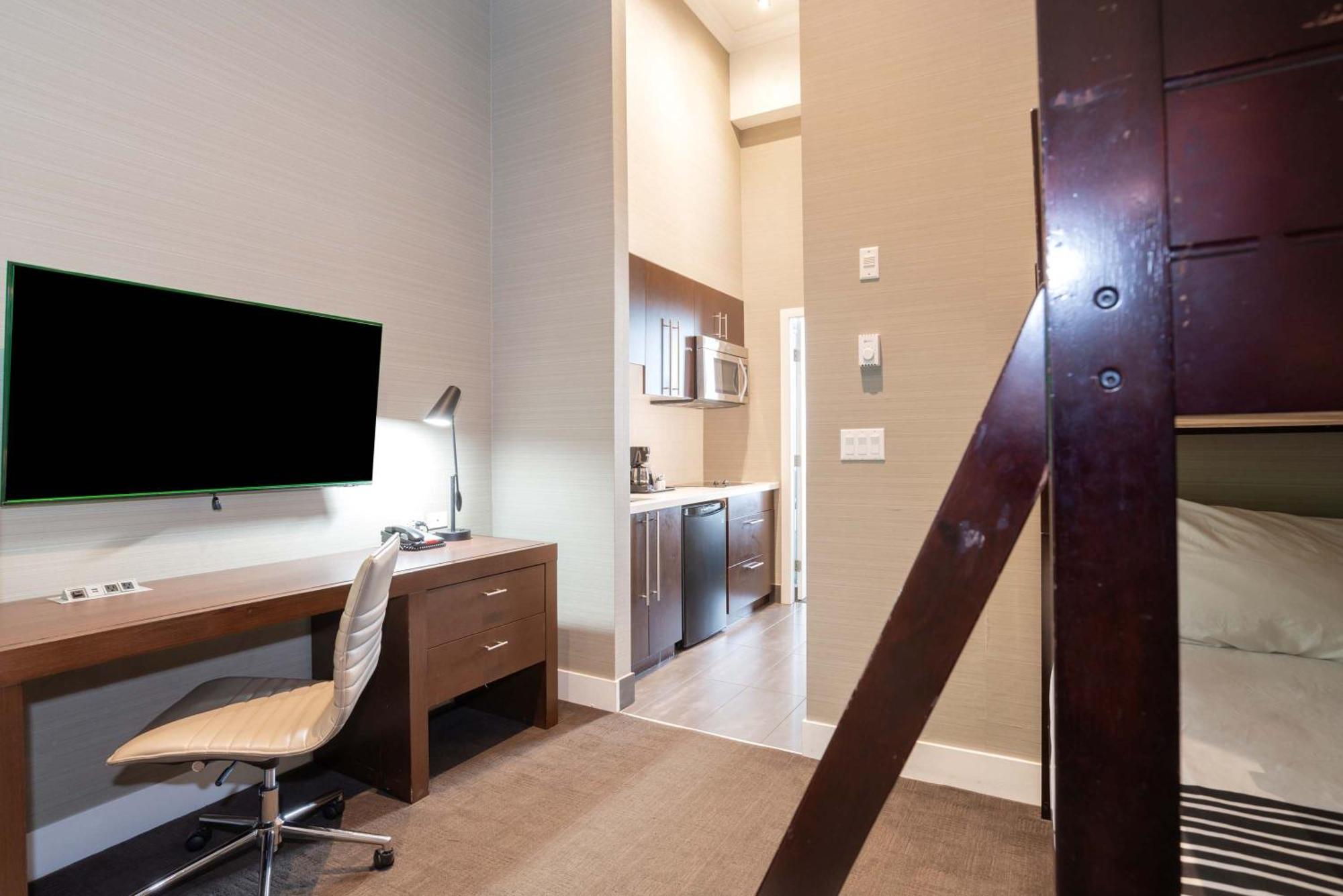 Sandman Hotel Abbotsford Airport Экстерьер фото