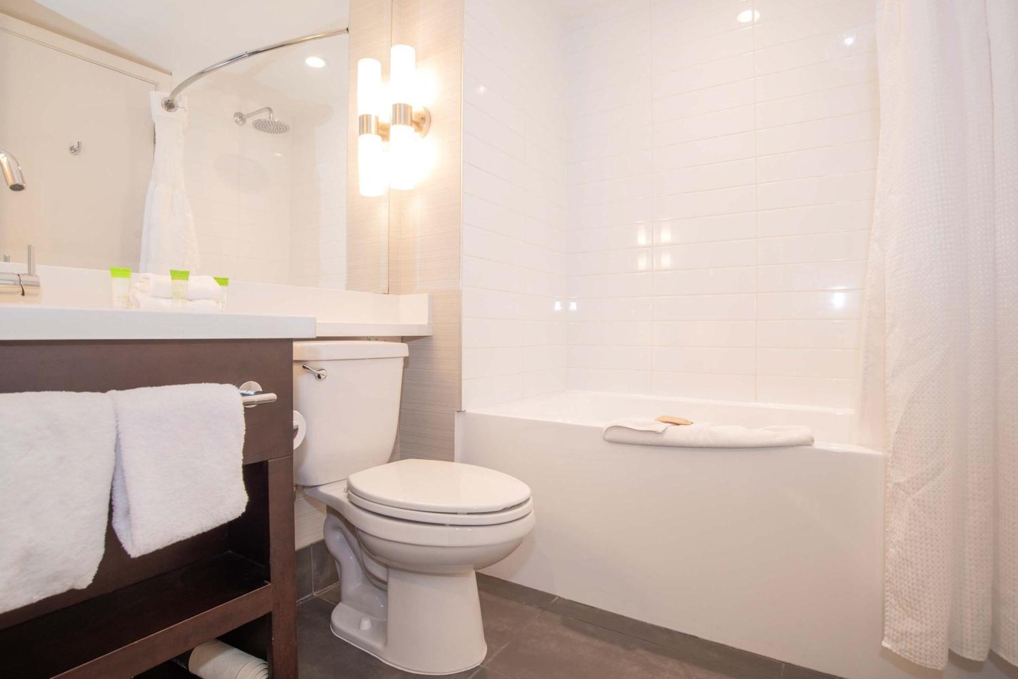 Sandman Hotel Abbotsford Airport Экстерьер фото