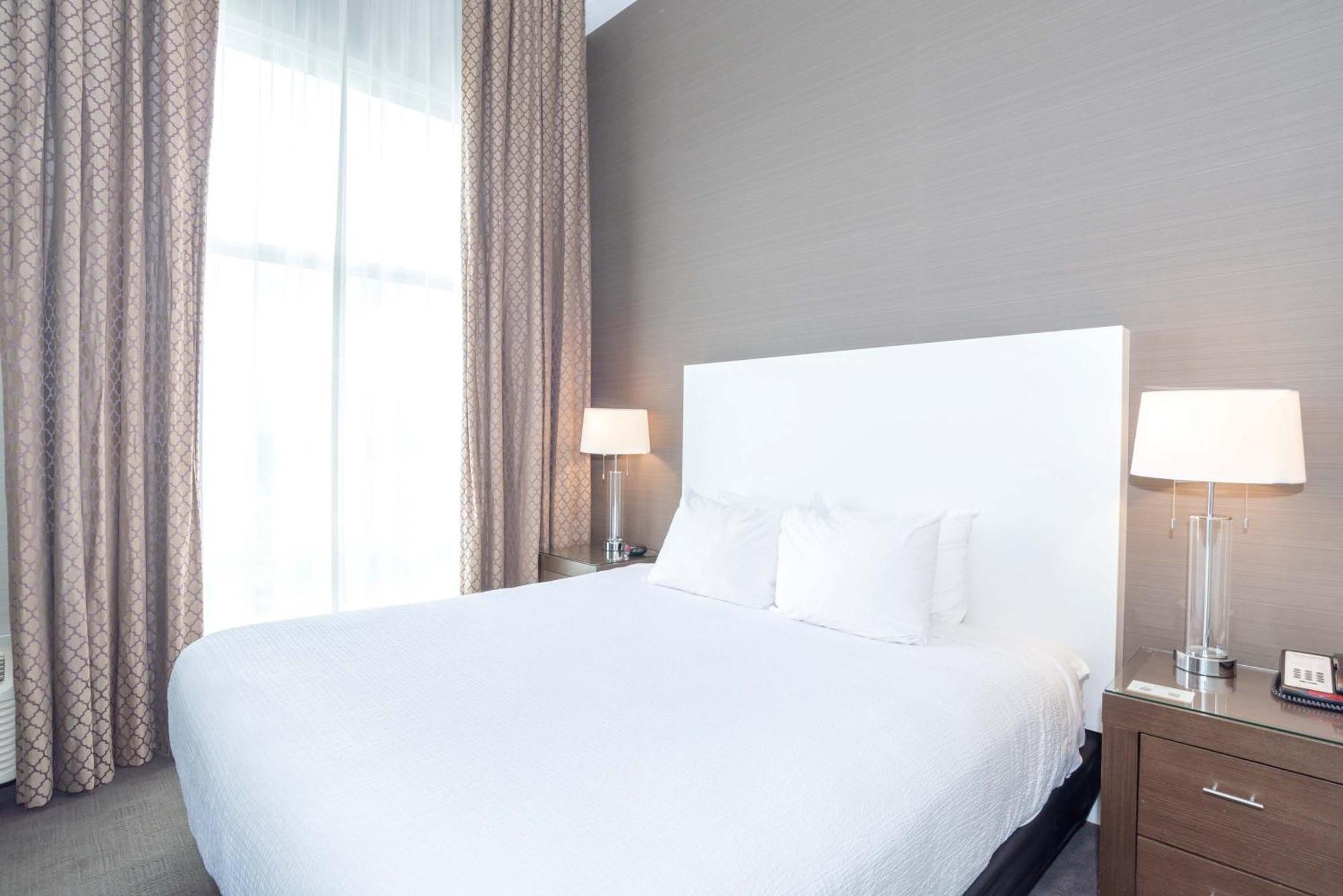 Sandman Hotel Abbotsford Airport Экстерьер фото