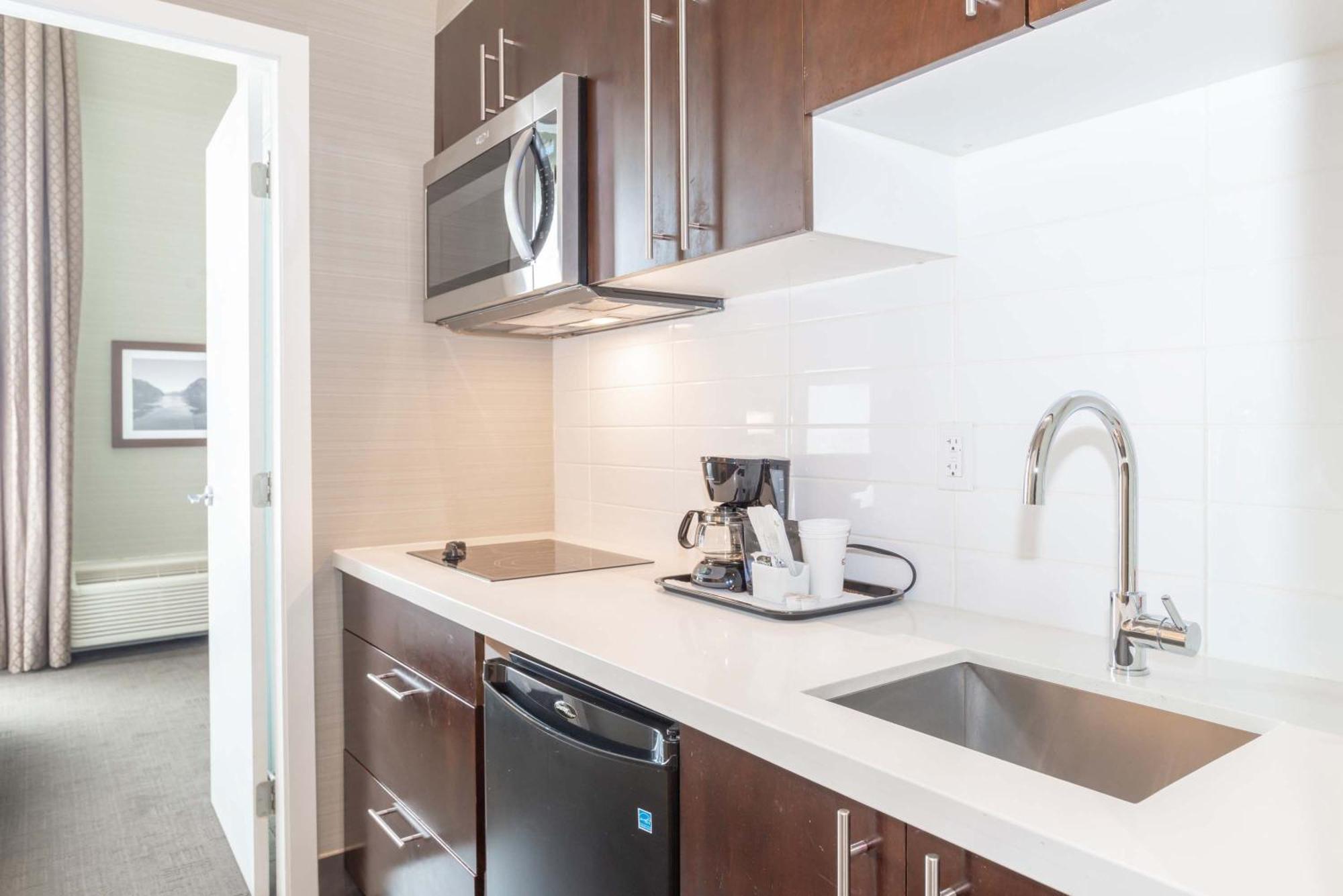 Sandman Hotel Abbotsford Airport Экстерьер фото